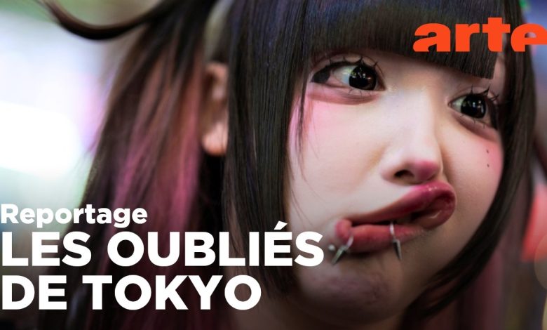 Des jeunes réunis à Toyoko dans le quartier de Kabukicho au Japon