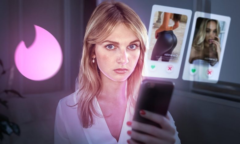 Homme consultant une application de rencontre sur son téléphone